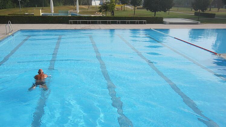 Ein Schwimmer zieht am frühen Morgen seine Bahnen im Hammelburger Freibad.Foto: Arkadius Guzy