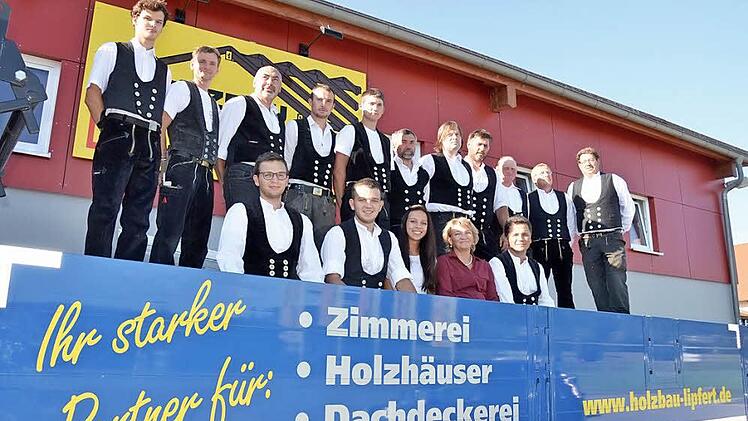 Begreifen sich als Team: die Mitarbeiter von Holzbau Lipfert. Erste Reihe sitzend die komplette Familie Lipfert.