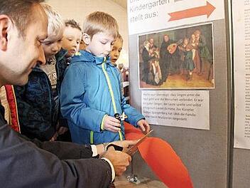 Bürgermeister Robert Bosch eröffnete die Ausstellung über Luther gemeinsam mit den Kindern der "Kinder Arche" in Mainleus. Foto: Müller-Sanke