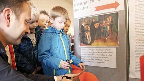 Bürgermeister Robert Bosch eröffnete die Ausstellung über Luther gemeinsam mit den Kindern der "Kinder Arche" in Mainleus. Foto: Müller-Sanke