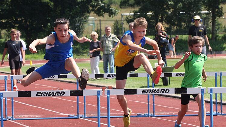 Niklas Amthor (links) vom TSV Kissingen brillierte in exzellenter Zeit über die 60 Meter Hürden der Schüler M13.