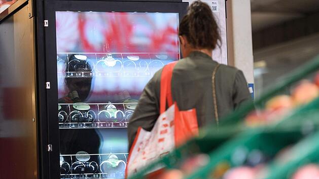 Vor kurzem war er noch mit Frankenwein gefüllt: Im Bocksbeutel-Automaten  in der Domstraße in Würzburg gibt es nun keine alkoholhaltigen Getränke mehr. Foto: Daniel Peter/Archiv
