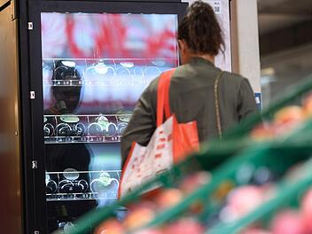 Vor kurzem war er noch mit Frankenwein gef&uuml;llt: Im Bocksbeutel-Automaten  in der Domstra&szlig;e in W&uuml;rzburg gibt es nun keine alkoholhaltigen Getr&auml;nke mehr. Foto: Daniel Peter/Archiv