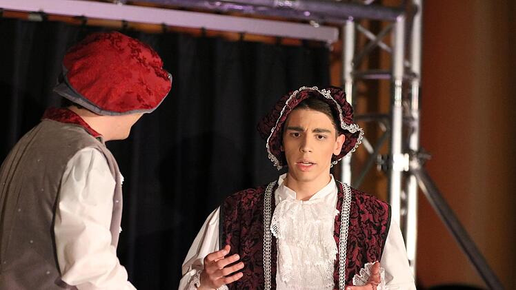 Die Theatergruppe des Franz Miltenberger Gymnasiums spielte "Was ihr wollt" von William Shakespeare. Fotos Sebastian Schmitt