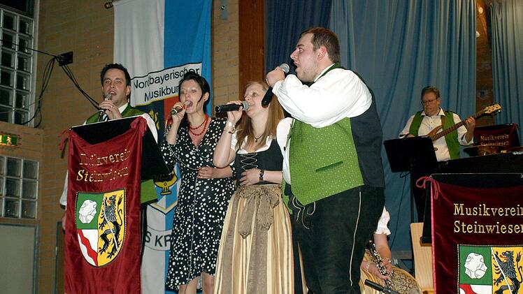 Bei den Zugaben erhielten Corina Müller (links) und Yvonne  Welscher Verstärkung durch Andreas Müller (links) und Max Schmermer.Susanne Deuerling