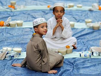 Zwei Jungen nehmen an einem Iftar-Abendessen w&auml;hrend des heiligen Fastenmonats Ramadan teil.  Schulpflichtige Kinder sollten hierzulande nicht fasten, finden einige Politiker. Hessens Justizministerin fordert sogar Strafen f&uuml;r Eltern, die ihre Kinder zum Fasten zwingen. Foto: Mahmoud Khaled/Xinhua/dpa
