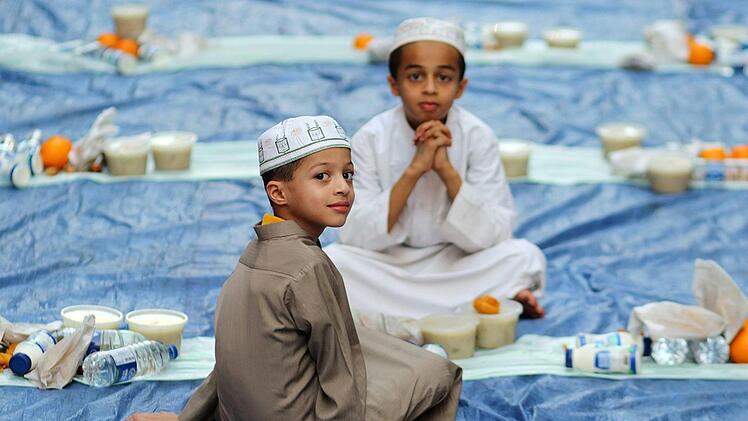 Zwei Jungen nehmen an einem Iftar-Abendessen w&auml;hrend des heiligen Fastenmonats Ramadan teil.  Schulpflichtige Kinder sollten hierzulande nicht fasten, finden einige Politiker. Hessens Justizministerin fordert sogar Strafen f&uuml;r Eltern, die ihre Kinder zum Fasten zwingen. Foto: Mahmoud Khaled/Xinhua/dpa