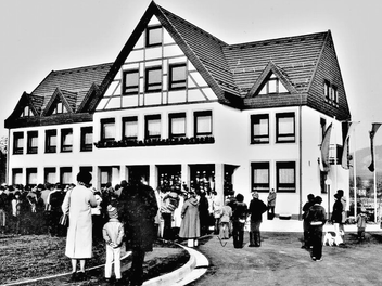 Der 27. Oktober 1979 ging in die Geschichte der Gesamtgemeinde Stockheim ein. An einem kalten Herbsttag wurde im Beisein von Staatssekretär Franz Neubauer vom bayerischen Innenministerium im Beisein zahlreicher Bürger das neue Rathaus eingeweiht. Foto: Gerd Fleischmann