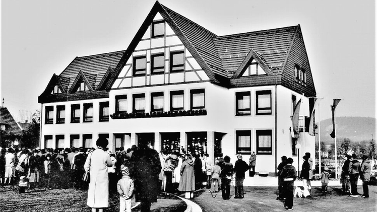 Der 27. Oktober 1979 ging in die Geschichte der Gesamtgemeinde Stockheim ein. An einem kalten Herbsttag wurde im Beisein von Staatssekretär Franz Neubauer vom bayerischen Innenministerium im Beisein zahlreicher Bürger das neue Rathaus eingeweiht. Foto: Gerd Fleischmann