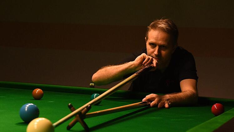 Auf dem großen Tisch brauchen die Snookerspieler häufig die Brücke, wie hier TSV-Abteilungsleiter Peter Hoch.