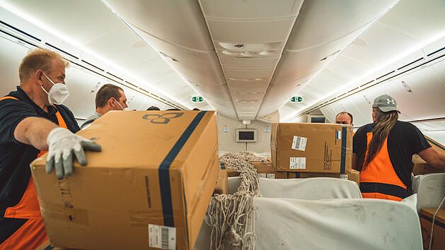 Per Flugzeug werden die Corona-Hilfsgüter nach Deutschland importiert.