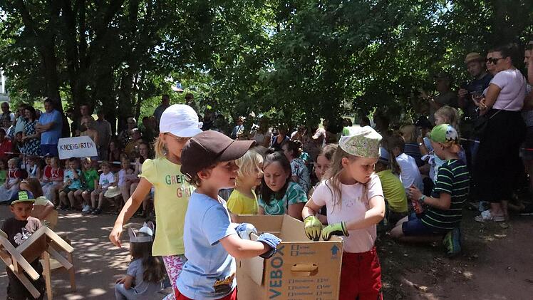 Spielerisch zeigten die Kinder wie der Umbau bewältigt wurde. Foto: Isabell Gerr