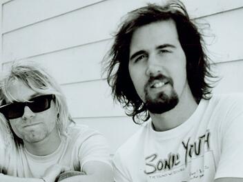 Krist Novoselic (rechts, zu sehen mit Kurt Cobain) gilt als das stille Nirvana-Mitglied. Der Bassist wird am 16. Mai 2025 60 Jahre alt.