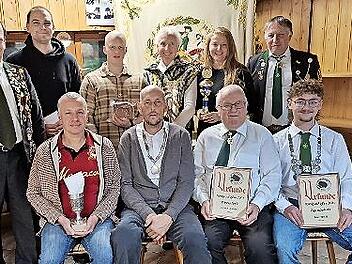 Die Erstplatzierten beim Preisschießen (sitzend von links): Allen Rudel, Willi Thein, Gerold Ankenbrand, Henrik Reuter sowie (stehend von links): Helmut Stubenrauch, Stefan Lang, Lukas Werner, Ute Häußer, Heike Iffland, Alexander Braunreuther.