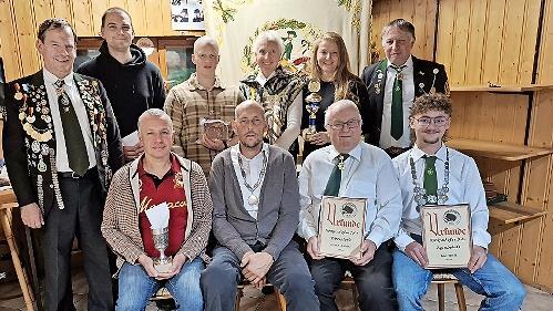 Die Erstplatzierten beim Preisschießen (sitzend von links): Allen Rudel, Willi Thein, Gerold Ankenbrand, Henrik Reuter sowie (stehend von links): Helmut Stubenrauch, Stefan Lang, Lukas Werner, Ute Häußer, Heike Iffland, Alexander Braunreuther.