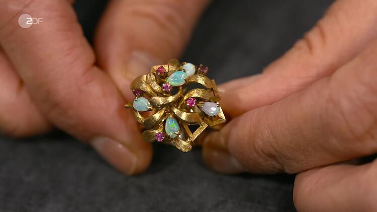 Der Mistel-Ring mit Opalen aus den 1960er-Jahren war 450 bis 500 Euro wert. Elke Velten gab 400 Euro aus.