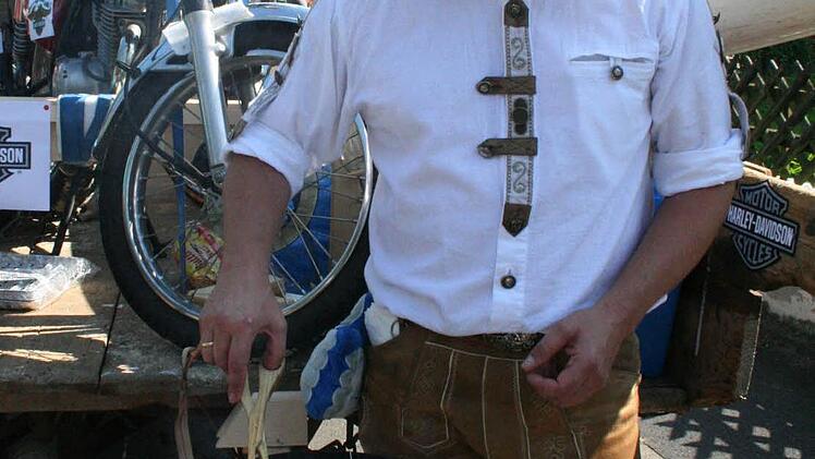 Rainer Knauf hat sich an den Anhänger der Aktiven Hohenfelder einen mobilen Grill gebastelt, auf dem er Würstchen brät.