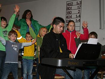 Daniel Singh begleitet die Kinder am Keyboard beim ersten Mitmachkonzert in der Auferstehungskirche. Foto: Sonja Adam