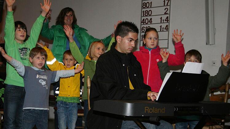 Daniel Singh begleitet die Kinder am Keyboard beim ersten Mitmachkonzert in der Auferstehungskirche. Foto: Sonja Adam