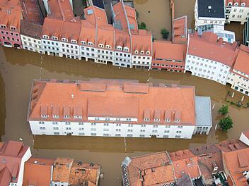 Die Altstadt von Meißen (Sachsen) steht bereits komplett unter Wasser, doch das Hochwasser hat seinen Höchststand noch nicht erreicht: Zwischen einem und zwei Metern soll der Pegel wohl noch weiter ansteigen. Foto: dpa