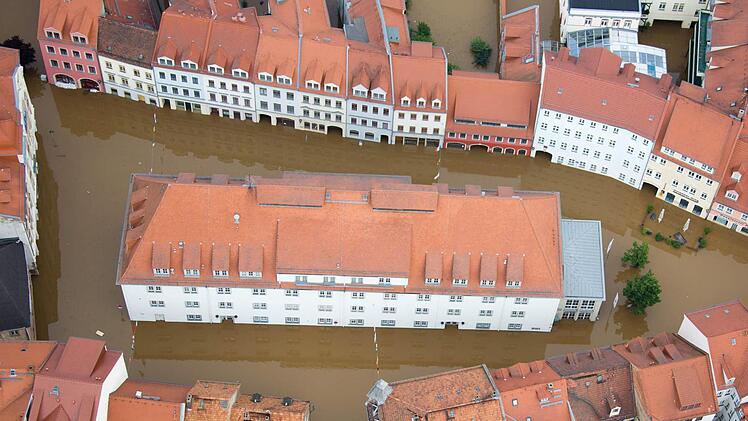 Die Altstadt von Meißen (Sachsen) steht bereits komplett unter Wasser, doch das Hochwasser hat seinen Höchststand noch nicht erreicht: Zwischen einem und zwei Metern soll der Pegel wohl noch weiter ansteigen. Foto: dpa