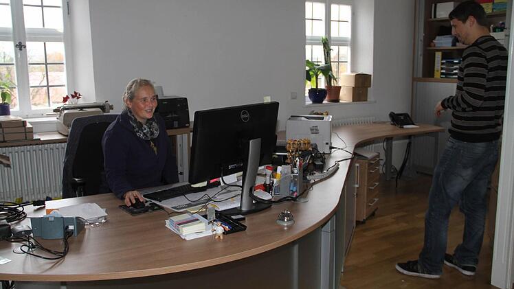 Im neuen Bürgerbüro testen Mitarbeiterin Cornelia Bremer und EDV-Experte Mano Mazurek die EDV-Anlag