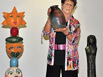 Eine ganz neue Technik, die Verwendung von Lüster-Engoben, hat Helga Stegner aus dem Elsass mitgebracht. Dadurch entstehen die schönsten rot, blau, grün und golden schillernden Farbspiele.  Fotos: Ulrike Langer