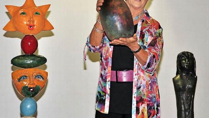 Eine ganz neue Technik, die Verwendung von Lüster-Engoben, hat Helga Stegner aus dem Elsass mitgebracht. Dadurch entstehen die schönsten rot, blau, grün und golden schillernden Farbspiele.  Fotos: Ulrike Langer