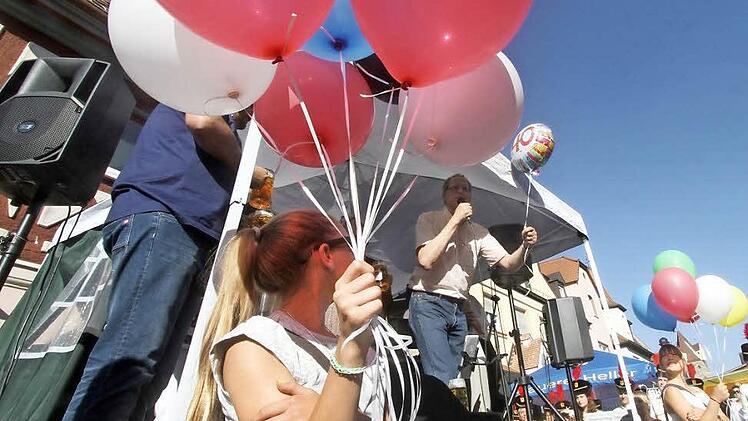 Der Ballon, den German Hacker starten lässt, weist auf das Jubiläumsjahr hin. Die anderen Ballons sind in den Stadtfarben Herzogenaurachs und der Partnerstadt Wolfsberg. Fotos: Michael Busch
