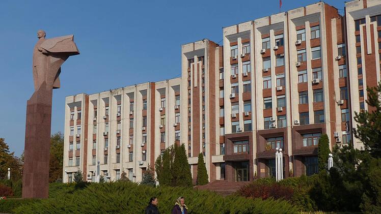 Genosse Lenin hält immer noch eisern Wacht vor einem Verwaltungsgebäude in Transnistriens Hauptstadt Tiraspol.