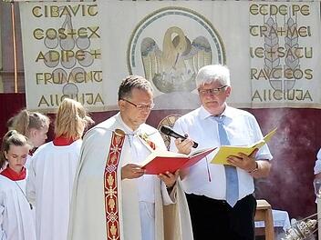 Hans Kreiner (r.) unterstützte Pfarrer Lars Rebhan am Altar im Schlosshof. Foto: Richard Sänger