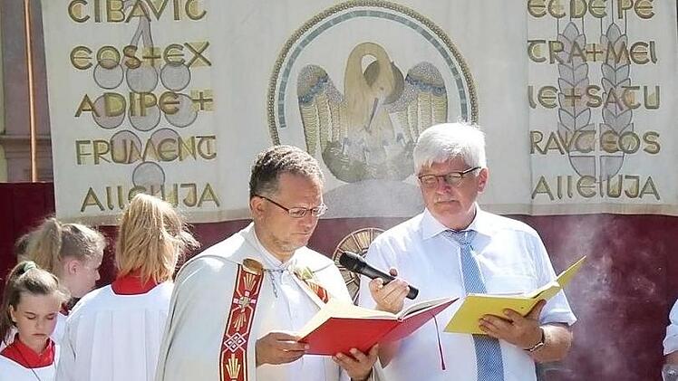 Hans Kreiner (r.) unterstützte Pfarrer Lars Rebhan am Altar im Schlosshof. Foto: Richard Sänger