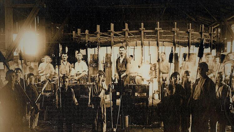 Bereits ab 1886 standen den Stockheimer Glasbläsern hochmoderne regenerative Wannenöfen zur Verfügung. Mit diesen Anlagen konnte man im Gegensatz zu den Hafenöfen einen Dreischichtbetrieb organisieren und die Rohstoffe optimal verwerten.  Repro: Gerd Fleischmann