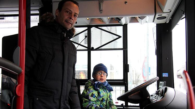 Hinter dem Steuer des Herzobusses nahm schon mal der achtjährige Sebastian, Sohn des Stadtrates Curd Blank, den Platz ein.