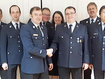 Die Feuerwehr Brauersdorf wählte eine neue Vorstandschaft und einen neuen Kommandanten. Von links Franz Wachter (Schriftführer), Markus Haderlein (Beisitzer), Kreisbrandmeister Klaus Dressel (neuer Zweiter Kommandant und Dritter Bürgermeister), Mario Löffler (Beisitzer), Silvia Löffler (Kassiererin), der neue Erste Kommandant Stefan Scherbel, KBI Harald Schnappauf und Zweiter Bürgermeister Wolfgang Förtsch (zugleich Erster Vorsitzender). Fotos: K.- H. Hofmann