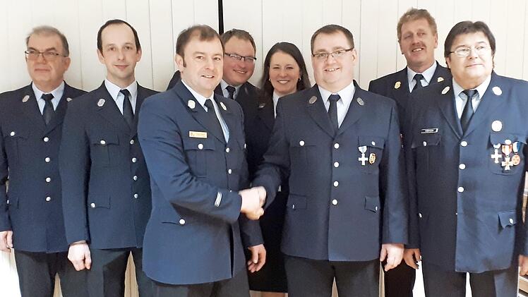 Die Feuerwehr Brauersdorf wählte eine neue Vorstandschaft und einen neuen Kommandanten. Von links Franz Wachter (Schriftführer), Markus Haderlein (Beisitzer), Kreisbrandmeister Klaus Dressel (neuer Zweiter Kommandant und Dritter Bürgermeister), Mario Löffler (Beisitzer), Silvia Löffler (Kassiererin), der neue Erste Kommandant Stefan Scherbel, KBI Harald Schnappauf und Zweiter Bürgermeister Wolfgang Förtsch (zugleich Erster Vorsitzender). Fotos: K.- H. Hofmann
