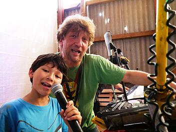 Der 10-jährige Nick und Markus Zink proben für die Party zur CD-Präsentation. Foto: Heike Beudert