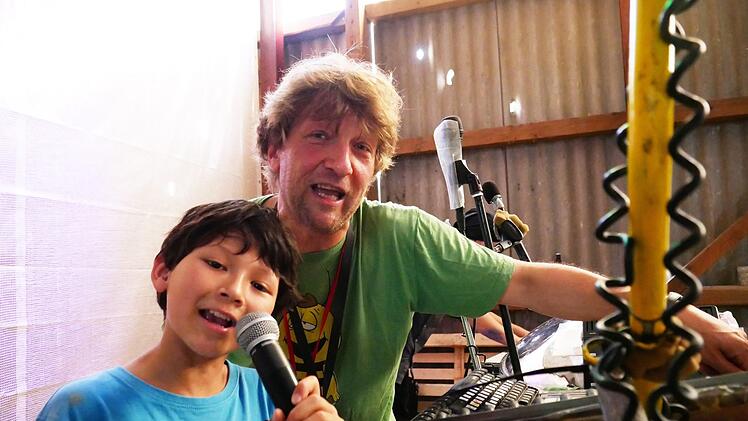 Der 10-jährige Nick und Markus Zink proben für die Party zur CD-Präsentation. Foto: Heike Beudert