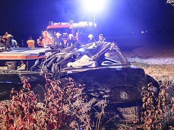 Das Auto war nach dem &Uuml;berschlag v&ouml;llig zerst&ouml;rt. Foto: NEWS5 / Merzbach