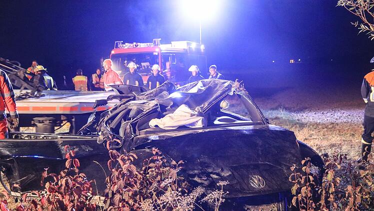 Das Auto war nach dem &Uuml;berschlag v&ouml;llig zerst&ouml;rt. Foto: NEWS5 / Merzbach