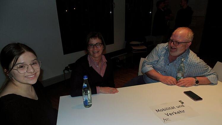 Celine Feuerlein (links) bespricht mit Mechthild Weishaar-Glab das Thema "Mobilität und Verkehr". Rechts Stadtrat Andreas Hänjes (SPD)