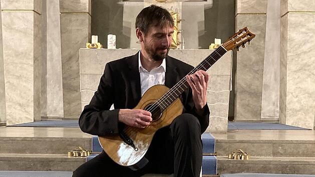 Harald Stampa an der Gitarre. Foto: Siegbert Remberger