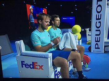 Kevin Krawietz (im Vordergrund) und Andreas Mies haderten mit ihrem Volleyspiel, das im Champions-Tiebreak letztlich auch entscheidend für eine ärgerliche Niederlage war. Foto: Scrennshot/Sky