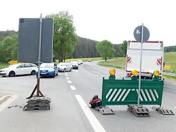 Wer diese Woche die Hinweisschilder ignorierte, die bei Unterbrücklein die Sperrung der Bundesstraße 85 Richtung Kulmbach ankündigten, musste an der Einfahrt nach Schwingen ein Wendemanöver hinlegen.
