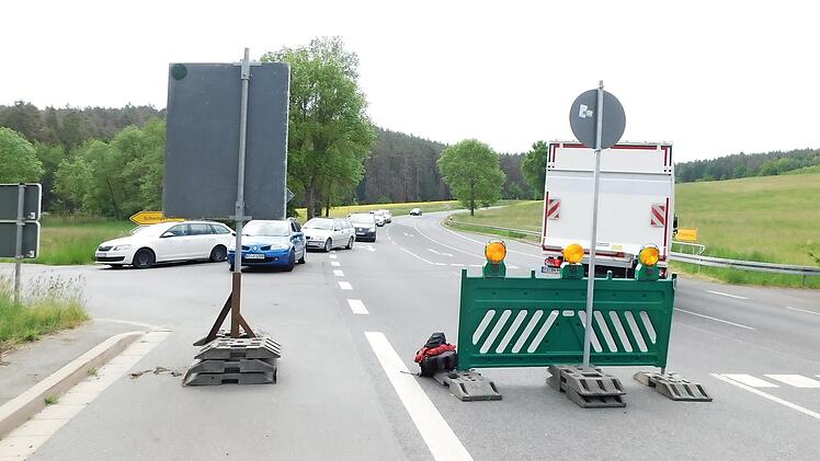 Wer diese Woche die Hinweisschilder ignorierte, die bei Unterbrücklein die Sperrung der Bundesstraße 85 Richtung Kulmbach ankündigten, musste an der Einfahrt nach Schwingen ein Wendemanöver hinlegen.