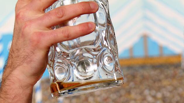 Mit Ma&szlig;krug schwer verletzt - Streit auf Weihnachtsmarkt eskaliert