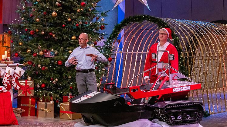 "Wir wollten ein Fahrzeug entwickeln, das Spaß macht, nachhaltig ist - und das klassische Schneemobil neu denkt", sagt Gründer Werner (links) stolz über den "Bobsla".