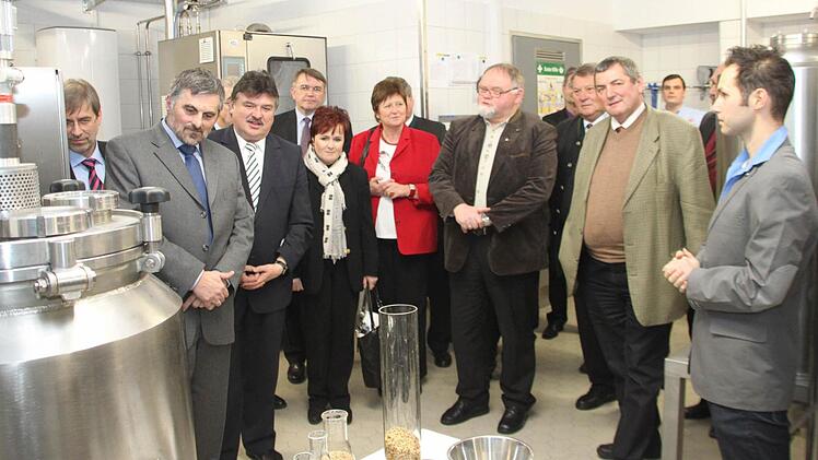 Berufsschullehrer Marco Scherl (rechts) gibt fachkundige Erläuterungen.