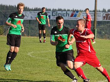 Wenn der Kronacher Andreas Böhnlein (rechts) am Ball war, wurde es meistens gefährlich. Hier wird er vom Wolfersgrüner Manuel Horn attackiert. Foto: Alexander Löffler
