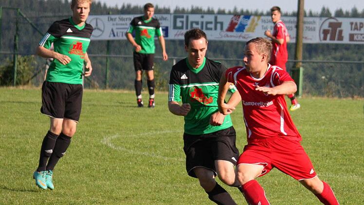 Wenn der Kronacher Andreas Böhnlein (rechts) am Ball war, wurde es meistens gefährlich. Hier wird er vom Wolfersgrüner Manuel Horn attackiert. Foto: Alexander Löffler